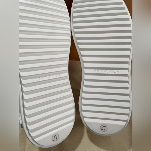 Louis Vuitton Time Out Sneaker - Picture 14 of 14